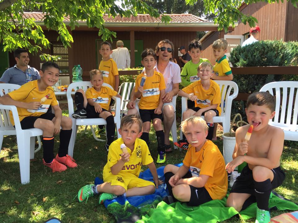 Beim F1-Turnier war es mit 35 Grad im Schatten so heiß, dass man es zwischen den Spielen nur mit Eis im Schatten aushalten konnte. Die Jungs vom TSV Gersthofen zeigen, wie es gemacht wird.