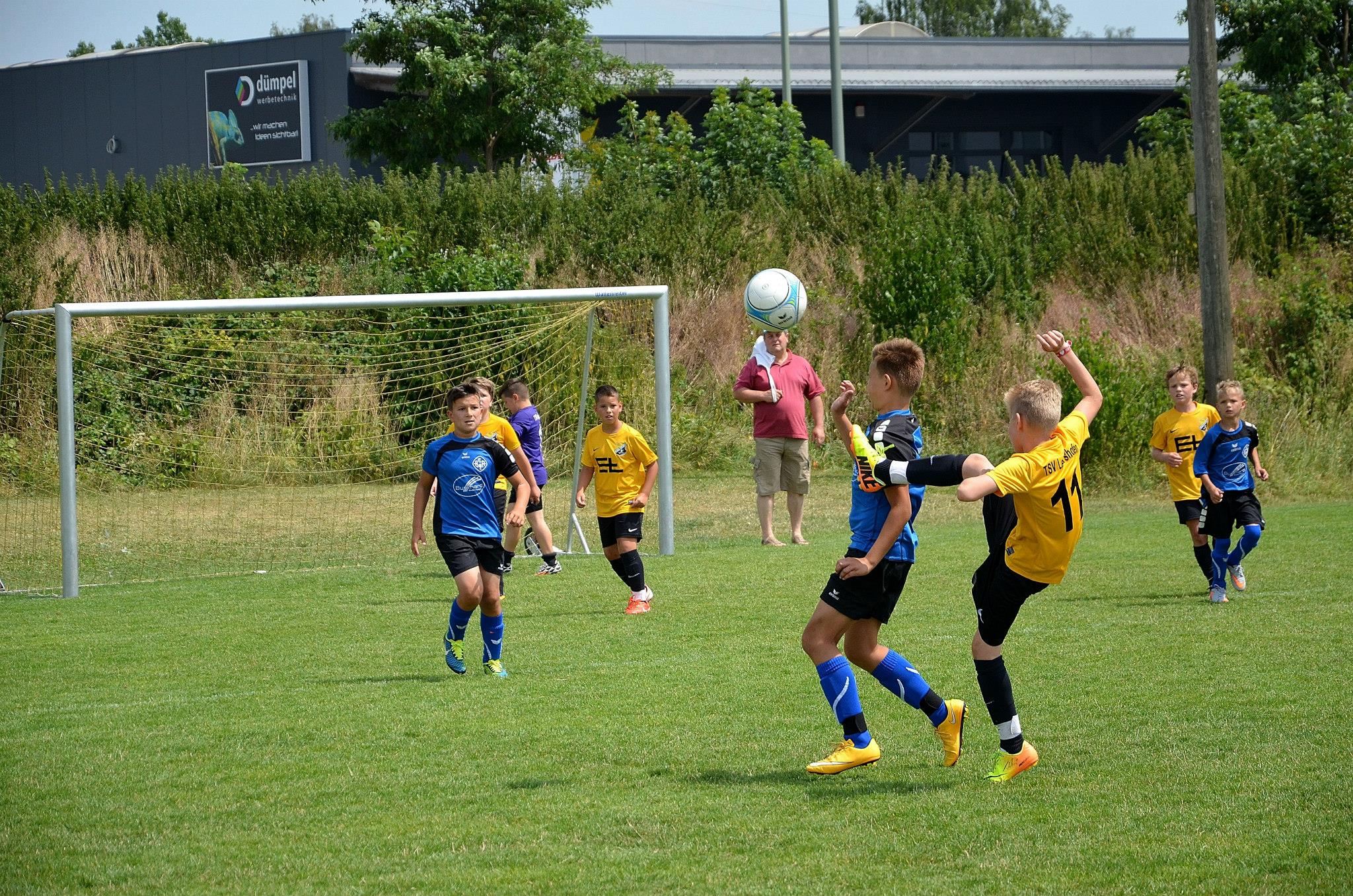 Um jeden Zentimeter wurde im Halbfinale des E-Turniers zwischen Aichach und Leitershofen gefightet. Am Ende stand es 0:0-Unentschieden, die Jungs aus dem Wittelsbacher Land setzten sich im Siebenmeterschießen durch