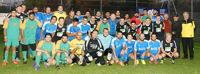 Mannschaftsbild aller Teilnehmer am Benefizspiel der DJK gegen die Asylbewerberauswahl Mannschaftsbild aller Teilnehmer am Benefizspiel der DJK gegen die Asylbewerberauswahl