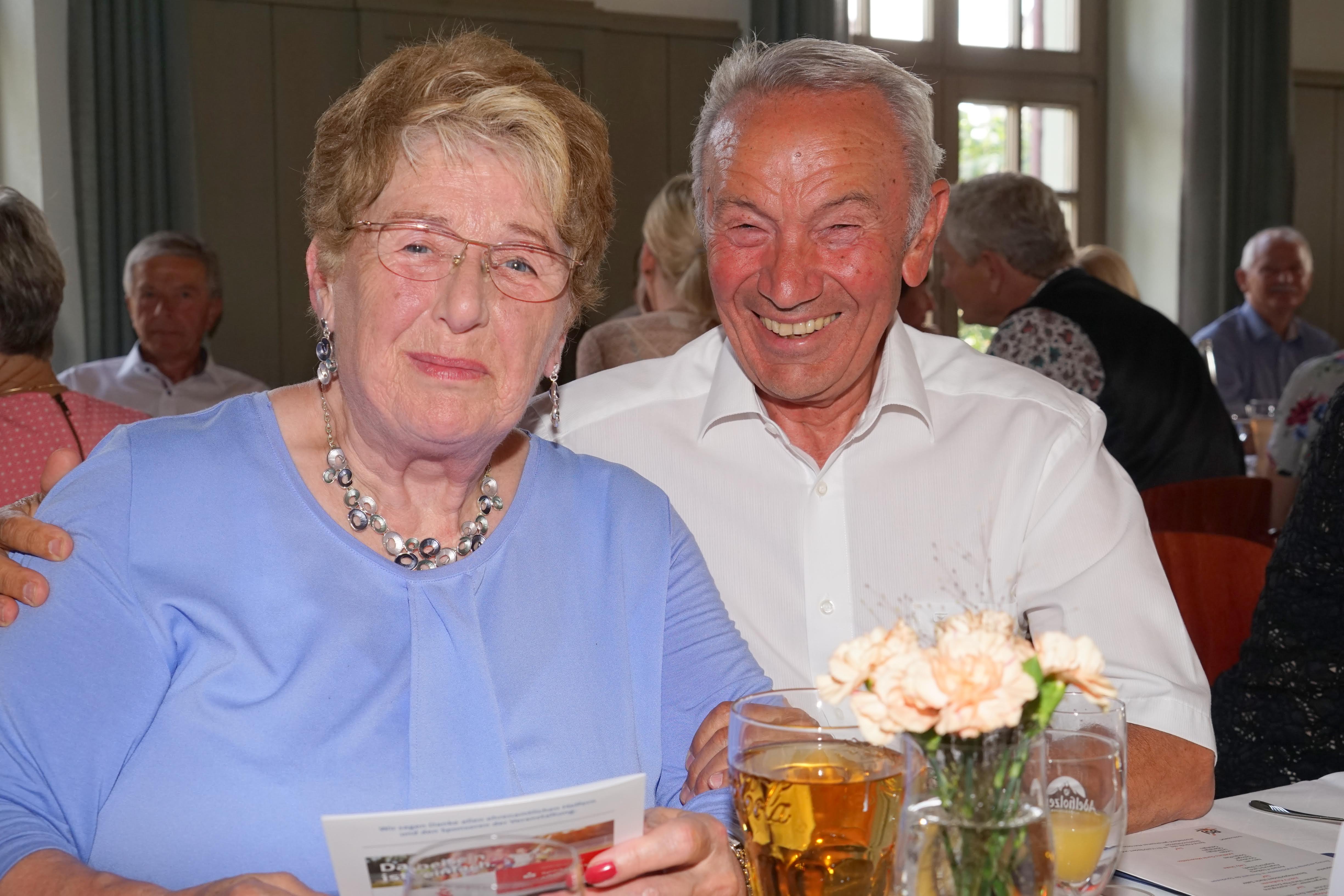 Annemarie Beischlag und Dieter Hallischafsky wurden beim Tag des Ehrenamtes vom BLSV Bezirk Schwaben ausgezeichnet.