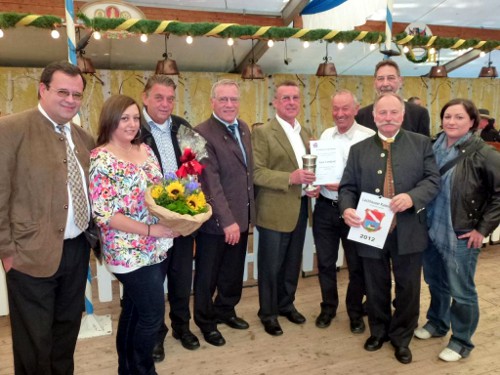 Verleihung des Ehrenamtsbechers 2011 durch MdL Johannes Hintersberger an Egon Landgraf