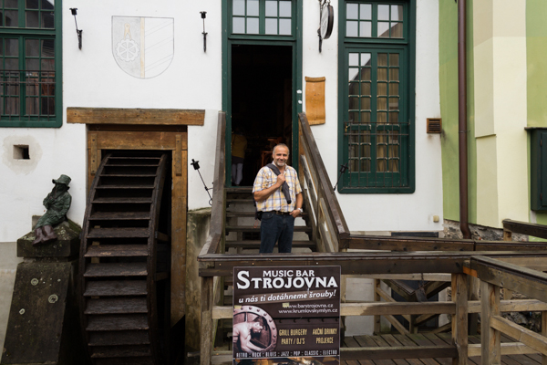 Thomas vor der alten Mühle in Krumau.