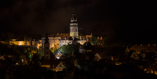 Blick auf das nächtliche Krumau mit dem stimmungsvoll beleuchteten Schloss