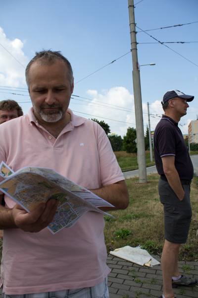 Thomas bei der Navigation auf altmodische Art. Wo bitte geht es hier zur Brauerei?