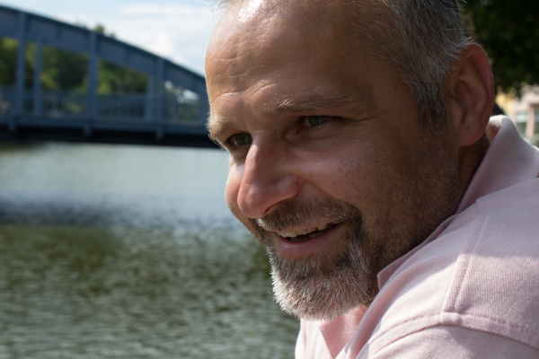 Unser "Reiseleiter" mit Blick auf die Moldau.