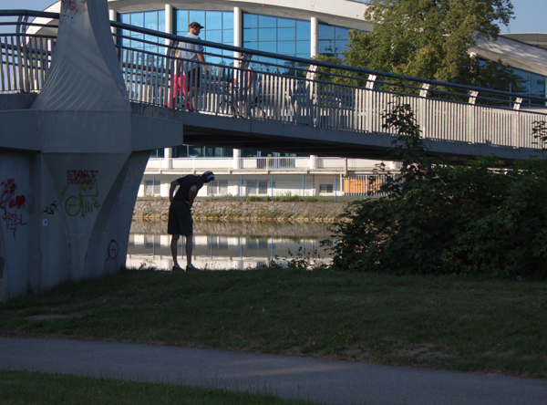 Rainer inspiziert die Konstruktion der Hängebrücke über die Moldau.