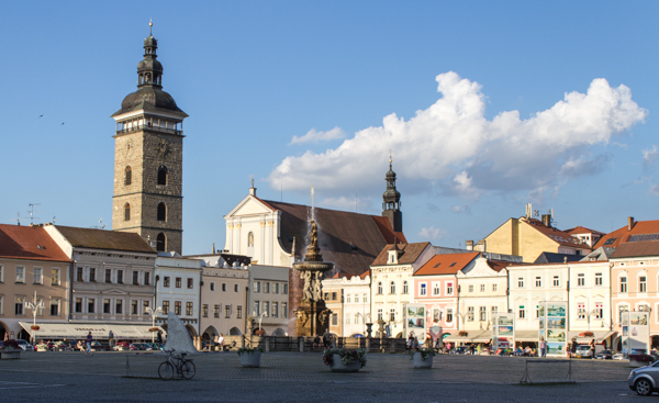 Der Marktplatz in Budweis mit Samsonbrunnen und Schwarzem Turm