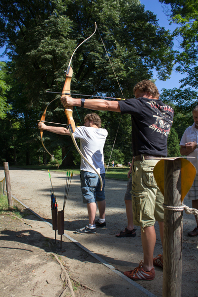 Michael und Jens beim Bogenschießen