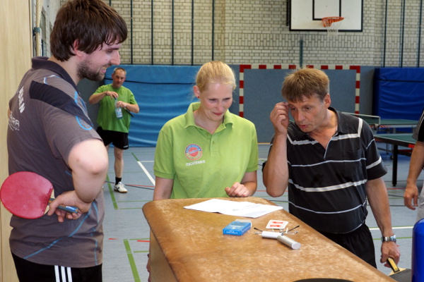 Michi K., Franziska und Franz kontrollieren ihre Ergebnisse